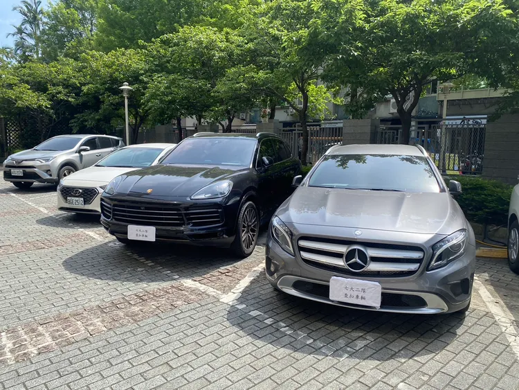 警方查扣賓士、保時捷。警方提供