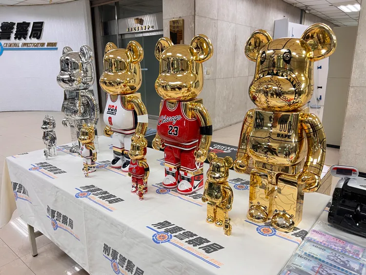 警方也查扣到12隻庫柏力克熊的大型公仔。警方提供