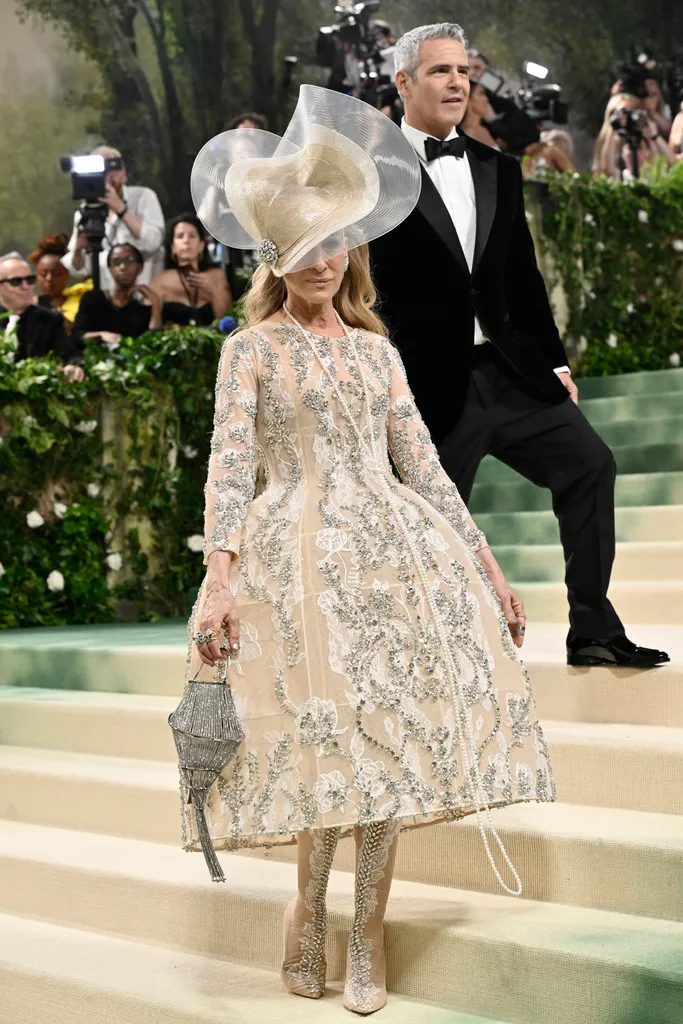 Sarah Jessica Parker胸前的珍珠項鍊一路垂墜到裙擺。美聯社