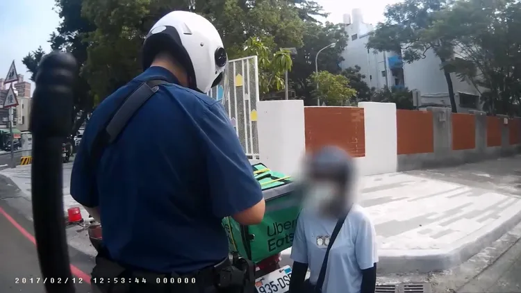 林女遭開單情緒激動，向警員下跪，還說「你們三尊來，我三尊跪！」民眾提供