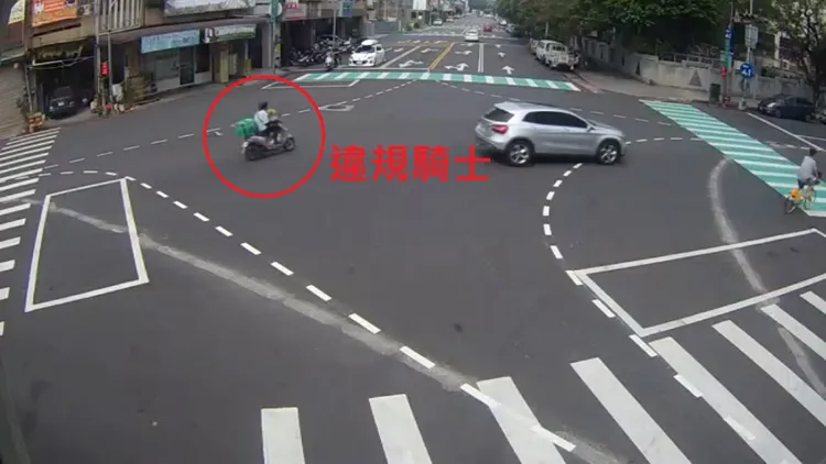 警員追上前取締。民眾提供