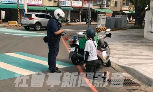 未兩段式左轉遭警開單竟當街下跪 台中女外送員:來3尊跪3尊