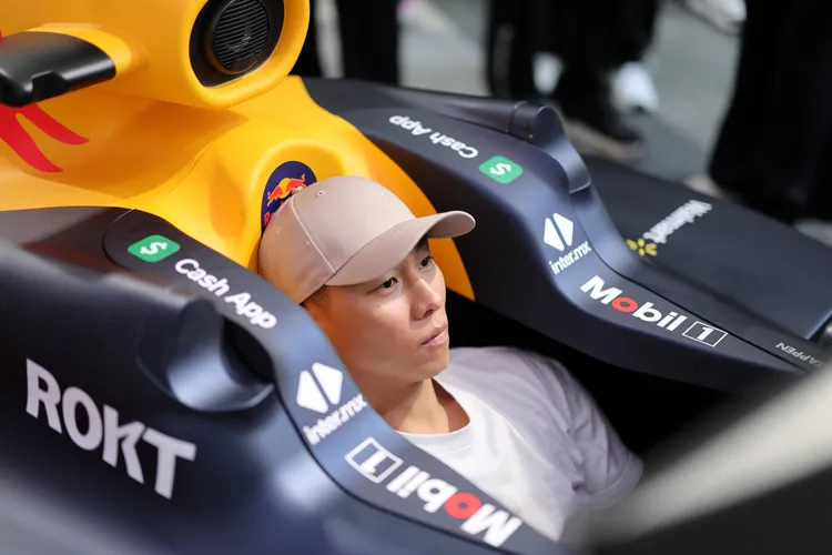 Red Bull即日起陸續於北中南舉行一系列的全台換胎挑戰，瘦子E.SO搶先模擬體驗開賽車的快感。業者提供