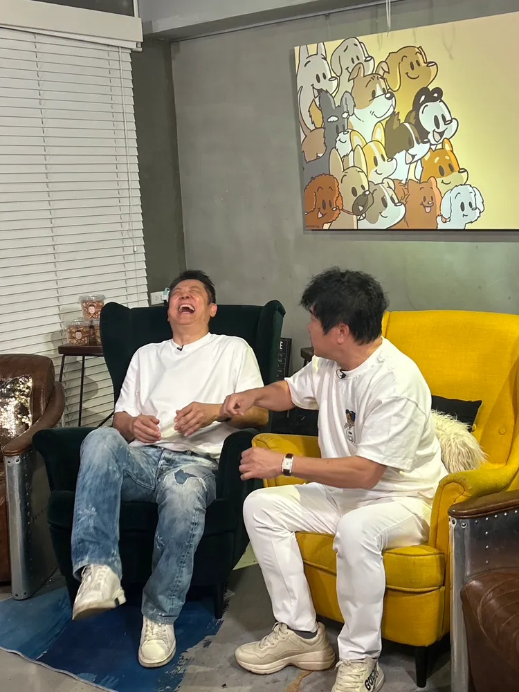 徐乃麟（左）和胡瓜聊到當年主持往事，不禁哈哈大笑。《下面一位》頻道提供