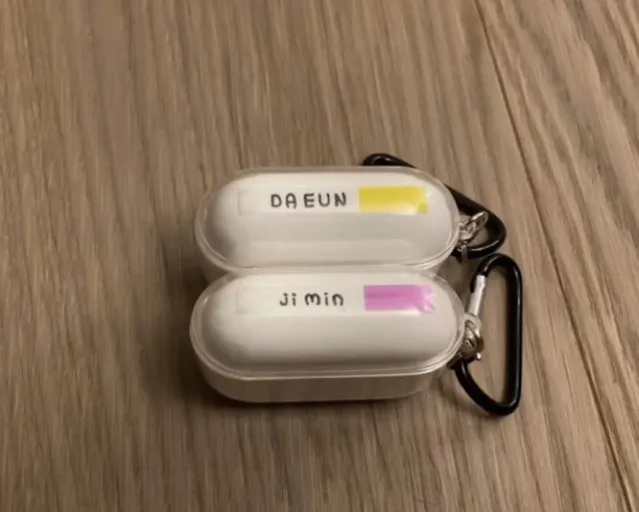 宋多恩貼出有自己和智旻名字英文拼音的耳機盒。翻攝宋多恩IG