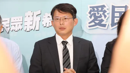 別換位置就換腦袋！黃國昌嗆「民眾黨在幫民進黨實現跳票政見」