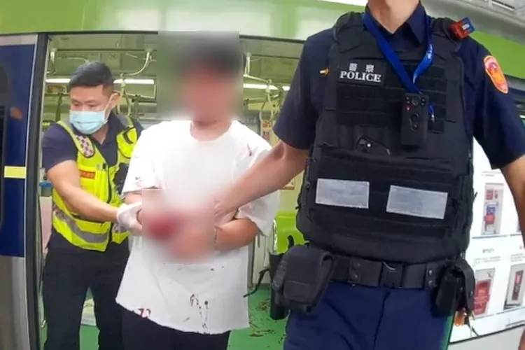 警方逮捕兇嫌，戒護送醫。讀者提供