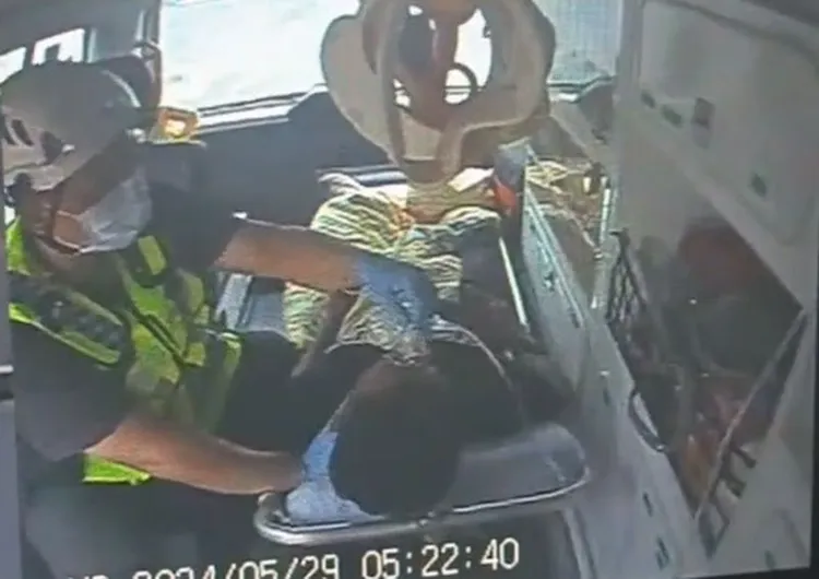 林雅各救出老翁後，因嗆傷被送醫。苗栗縣消防局提供