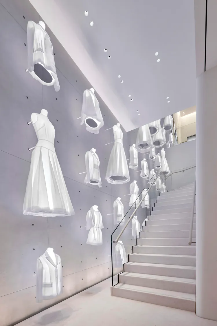 樓梯牆面上有高訂服的白胚布詩意點綴。品牌提供