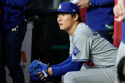 超衰!山本由伸坐在休息室裡 竟遭強襲界外球擊中右胸