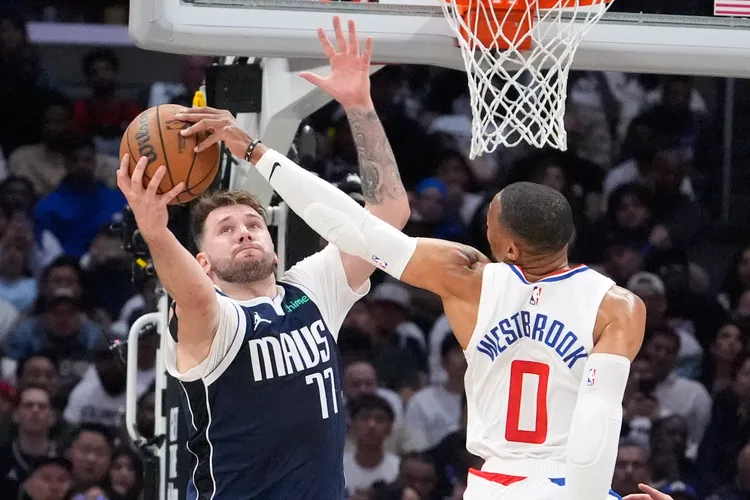 東契奇(左)上籃。美聯社