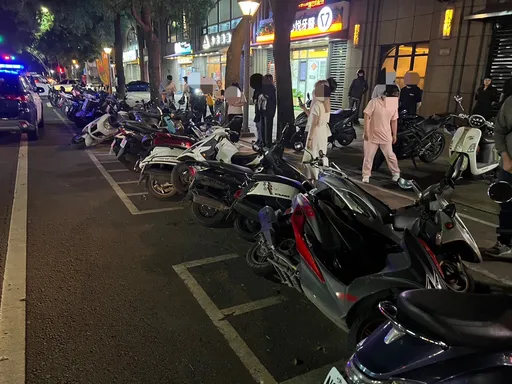 林口小客車失控撞倒12輛機車 警到場一聞駕駛滿身酒氣這下慘了