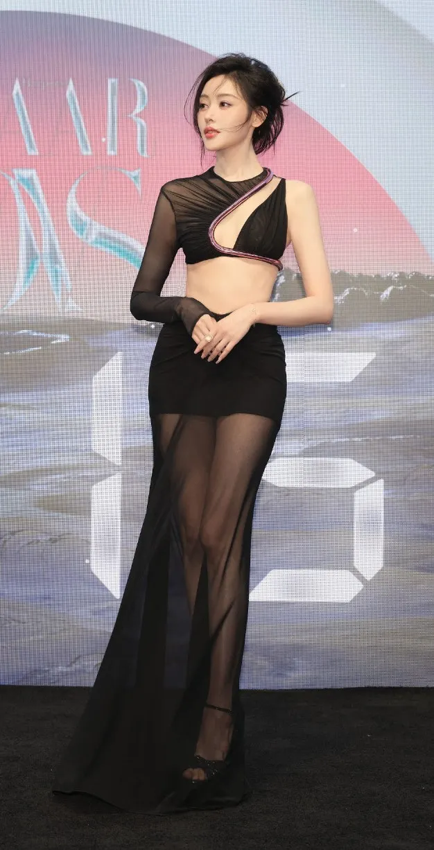 張天愛這身造型超吸睛。翻攝張天愛工作室微博