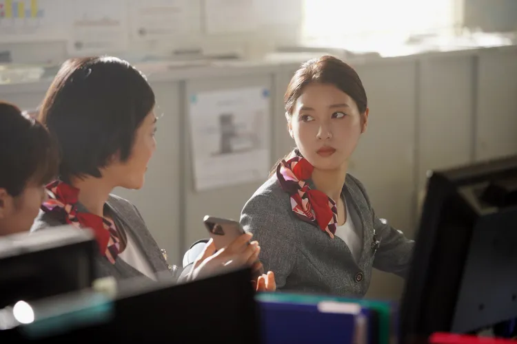 土屋太鳳片中飾演婚企，因為不擅長戀愛，被同事推薦使用網路交友軟體。華映娛樂提供