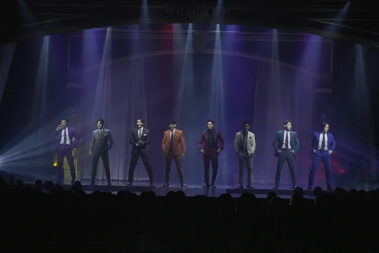 猛男們穿西裝熱舞帥氣十足。寬宏藝術提供