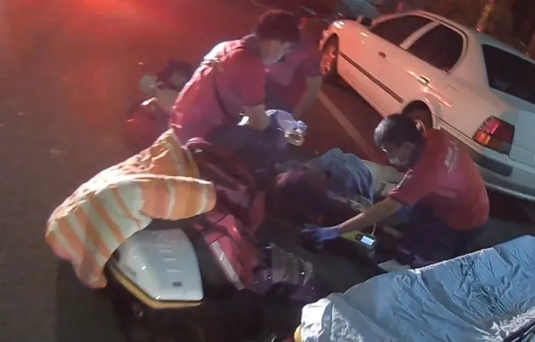 婦人經救護車載往醫院急救，仍宣告不治。讀者提供