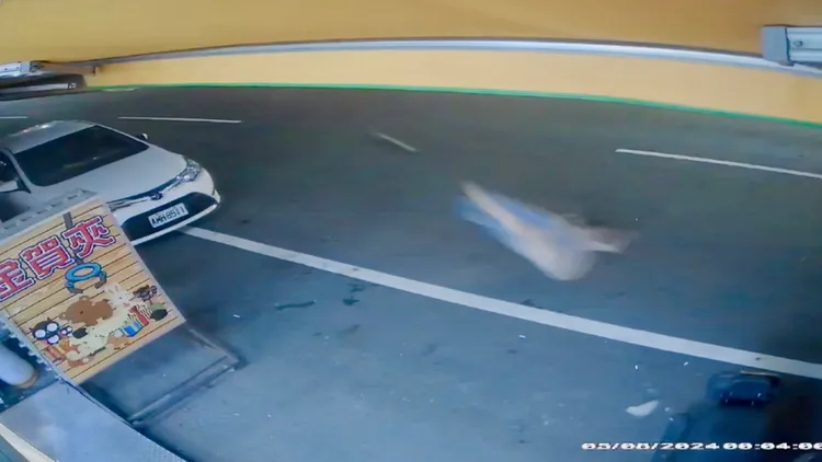 婦人遭撞飛落地，當場已無氣息。讀者提供