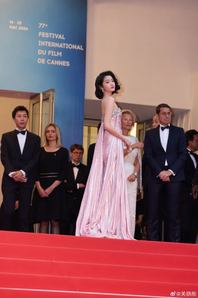 關曉彤現身開幕式紅毯。翻攝關曉彤微博