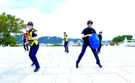 5女警持警棍盾牌「16蹲」 萬人按讚:太狂了還劈腿