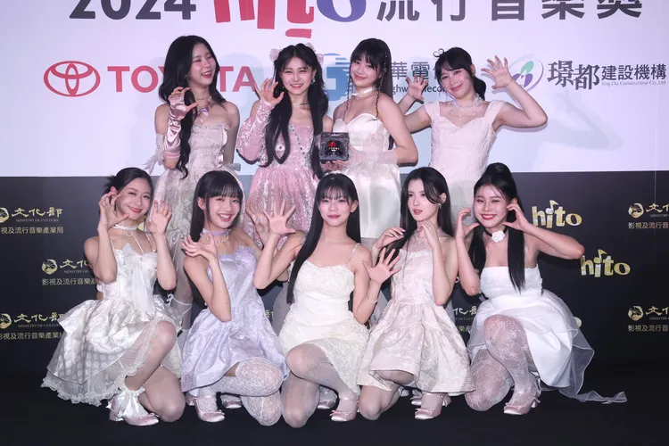 幻藍小熊9人組合最後一次公開合體，「最美國中生」Nico後排右二。彭欣偉攝