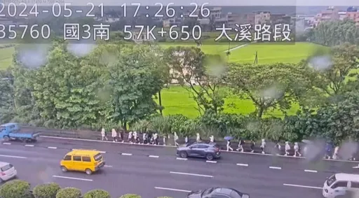 學生們國道路肩大縱走！　國道警：學生專車故障