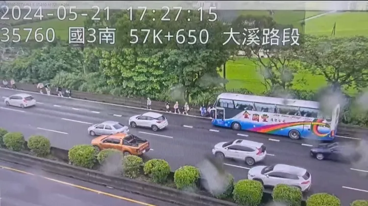 學生們在國道路肩大縱走。國道警方提供