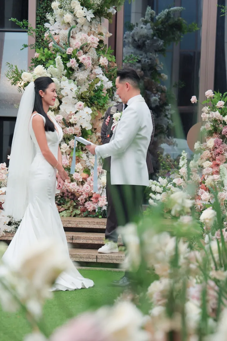 譚以欣（左）身穿V領素緞魚尾白紗與老公Eric完成基督教證婚儀式。品牌提供