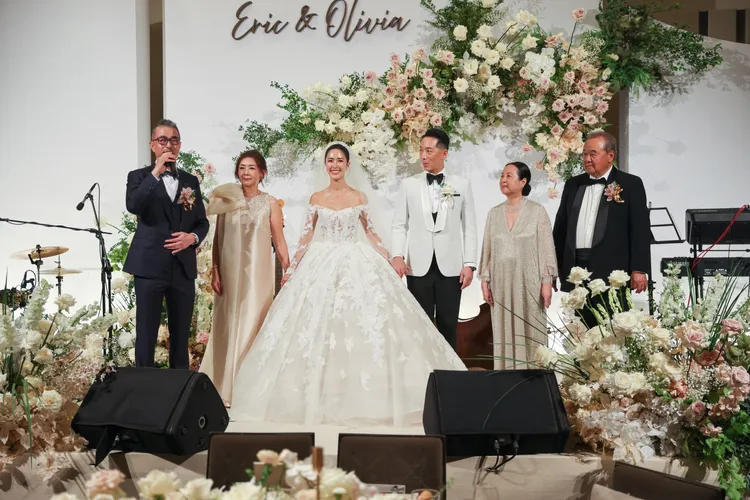 晚上婚宴的主婚紗以透膚穿透層次營造輕盈感。品牌提供