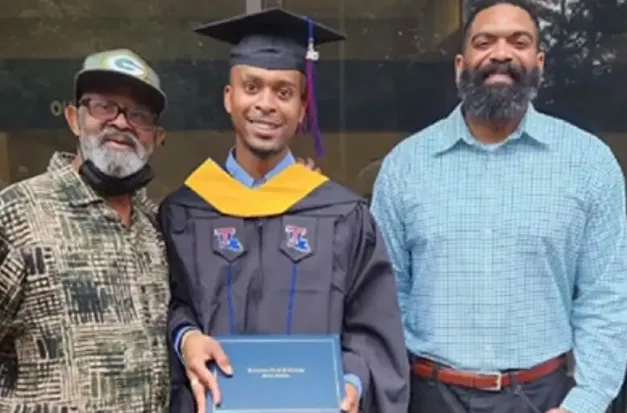 吉爾伯特（中）去年以優異成績取得生物科學碩士學位時，阿公與爸爸都非常驕傲。翻攝臉書/Christopher Gilbert