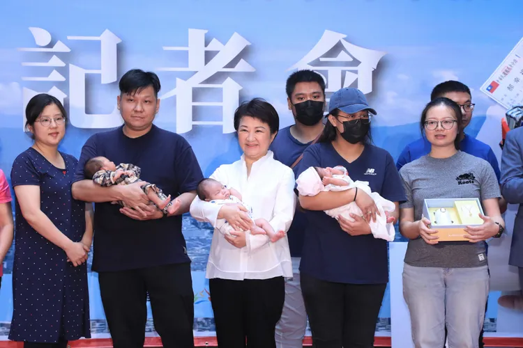 台中人口突破285萬人，市府選出包括5位新生兒在內的10名幸運兒，致贈紀念品。市府提供