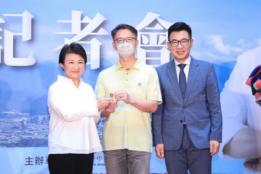 台中第285萬市民出爐!幸運兒從彰化遷至烏日 盧秀燕親頒「幸福好禮」