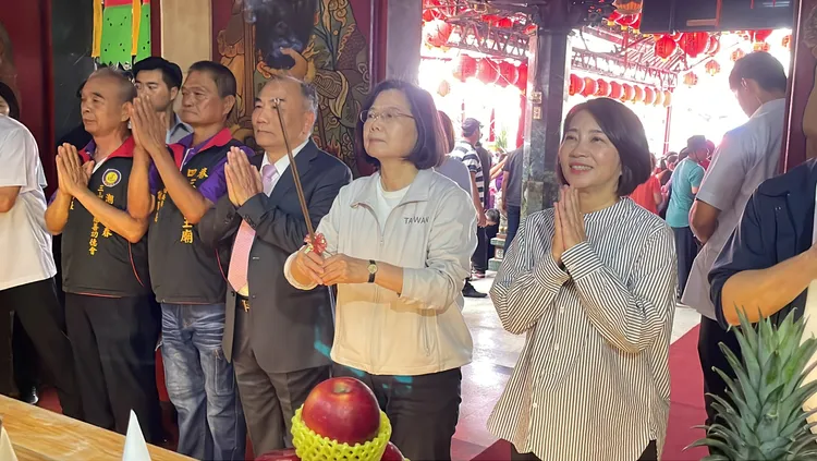 小英總統前往潮州鎮上香參拜。縣府提供