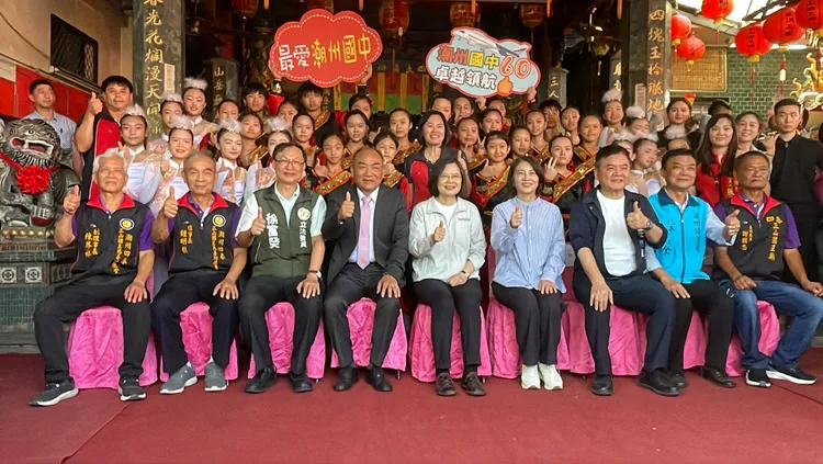 蔡英文和地方人士親切合影留念。縣府提供