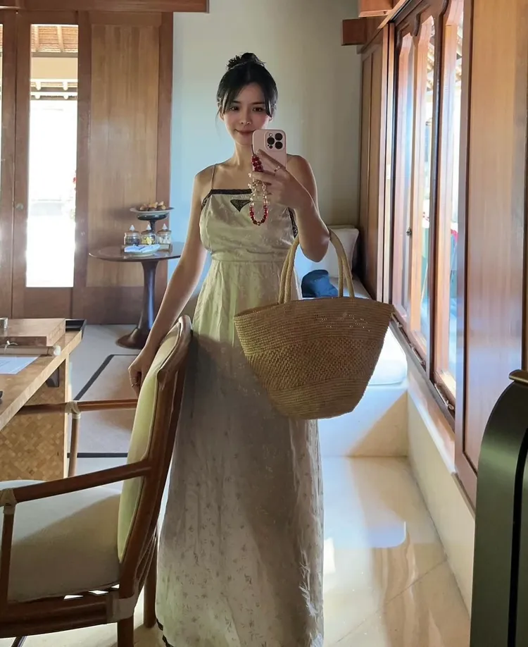 李毓芬曬出自拍照，清純的模樣宛如少女。翻攝李毓芬IG