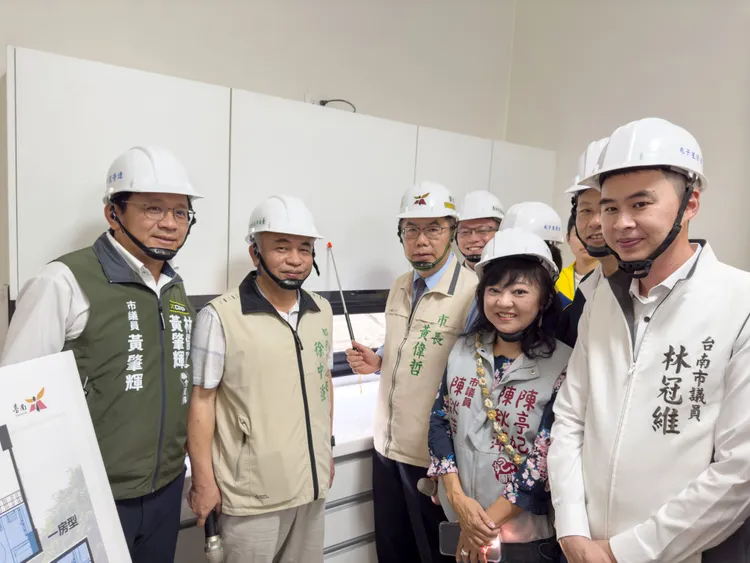 黃偉哲帶領議員一同視察樣版屋。市府提供