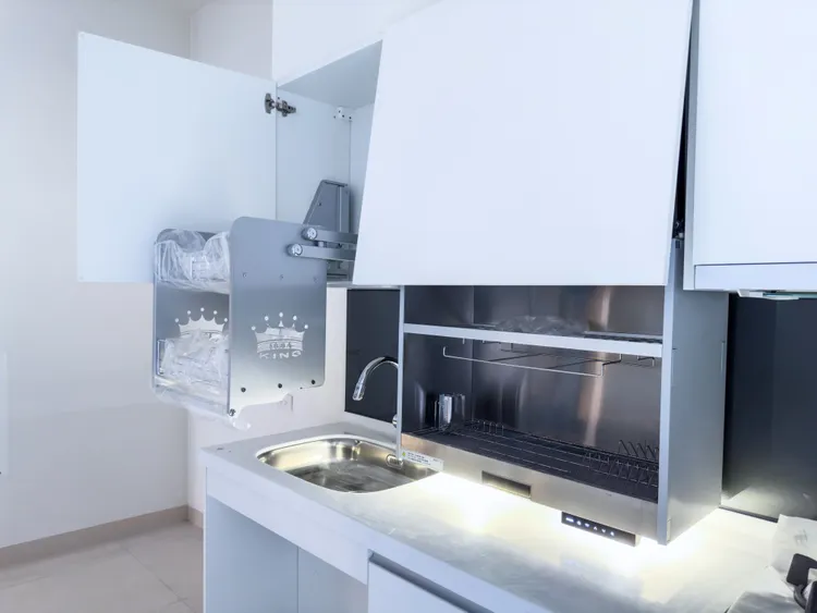 社宅廚房配有系統櫃、烘碗機。市府提供