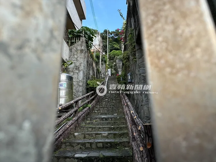 余天在家接受記者電話訪問，表示非常不好意思，丟臉的事情，不願下樓受訪。特勤中心攝