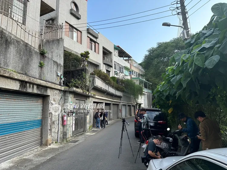 余天北投住處外，記者在外等候余天孫子們的好消息。特勤中心攝