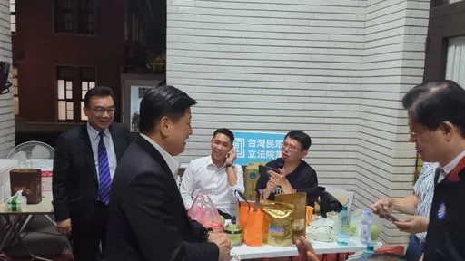 直擊|黃國昌夜守議場!傅崐萁探班不忘「摸頭殺」 藍白氣氛融洽