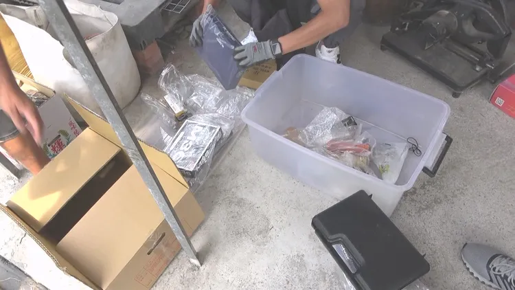 林男將各式槍械視如收藏品般呵護備至。民眾提供