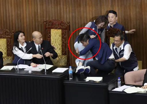 立院最驚悚影片!陳菁徽遭「抱臀撲下主席台」連2摔 網驚:格鬥招式