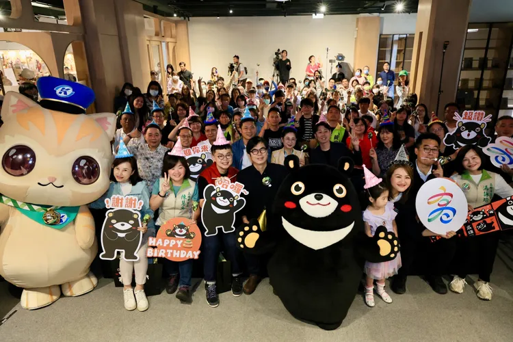 陳其邁市長與所有熊寶粉絲合影，齊呼生日快樂共同為高雄熊祝賀。市府提供