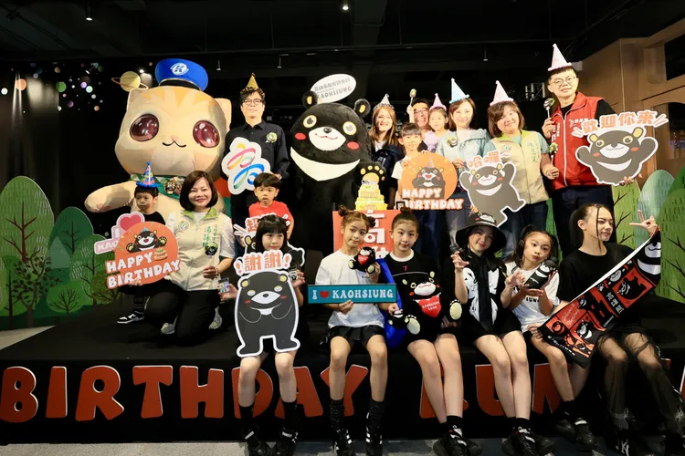 陳其邁市長、舞團蘋果家族與所有熊寶粉絲合影，齊呼生日快樂共同為高雄熊祝賀。市府提供