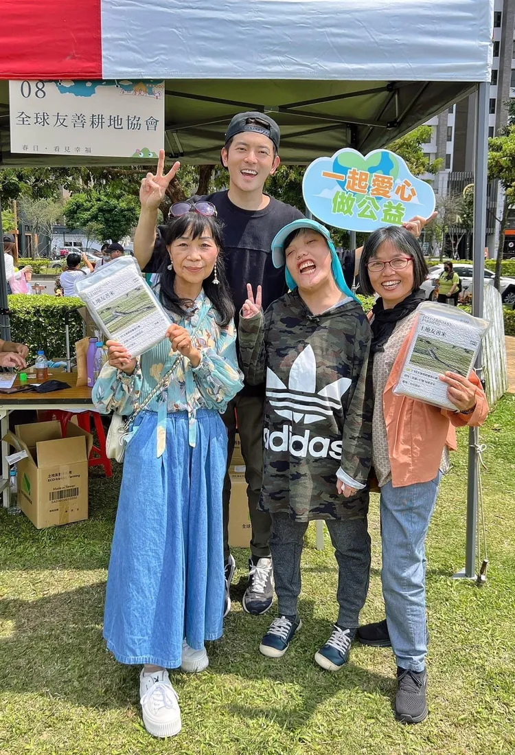 宥勝（後）臉書上放有做公益照片。翻攝宥勝臉書