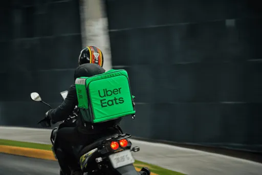 外送員終於有保險了!Uber Eats責任險6/1生效 約7萬人全額支付