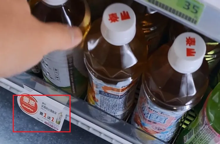 超商「買一送一」促銷，竟是過期品（左一）。讀者提供