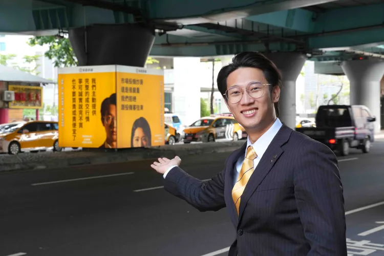 林祺凱店經理在永慶房屋新廣告中表示：「我們會主動提供完整的成交行情，寧可誠實說完他不買，也不要讓他買貴或賣便宜了。永慶房產集團提供