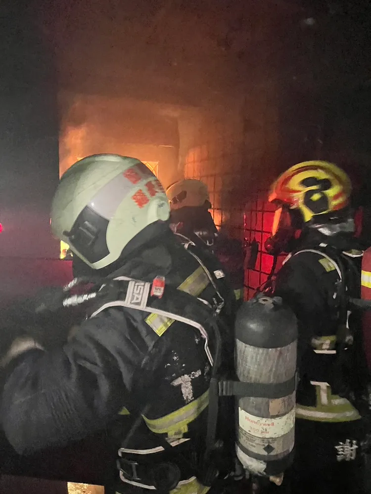 警消隨後在屋內廁所找到男屋主和女兒。翻攝畫面