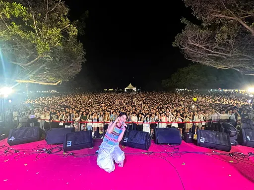 曾沛慈成大演出到一半發生意外 整個人踩到褲子正面跌倒