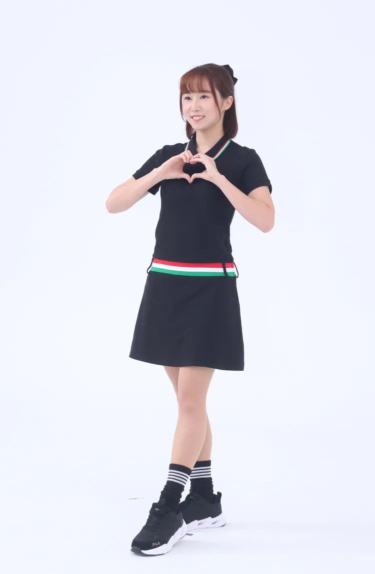 斐棋以藍色POLO衫搭配短裙相當俏麗。彭欣偉攝